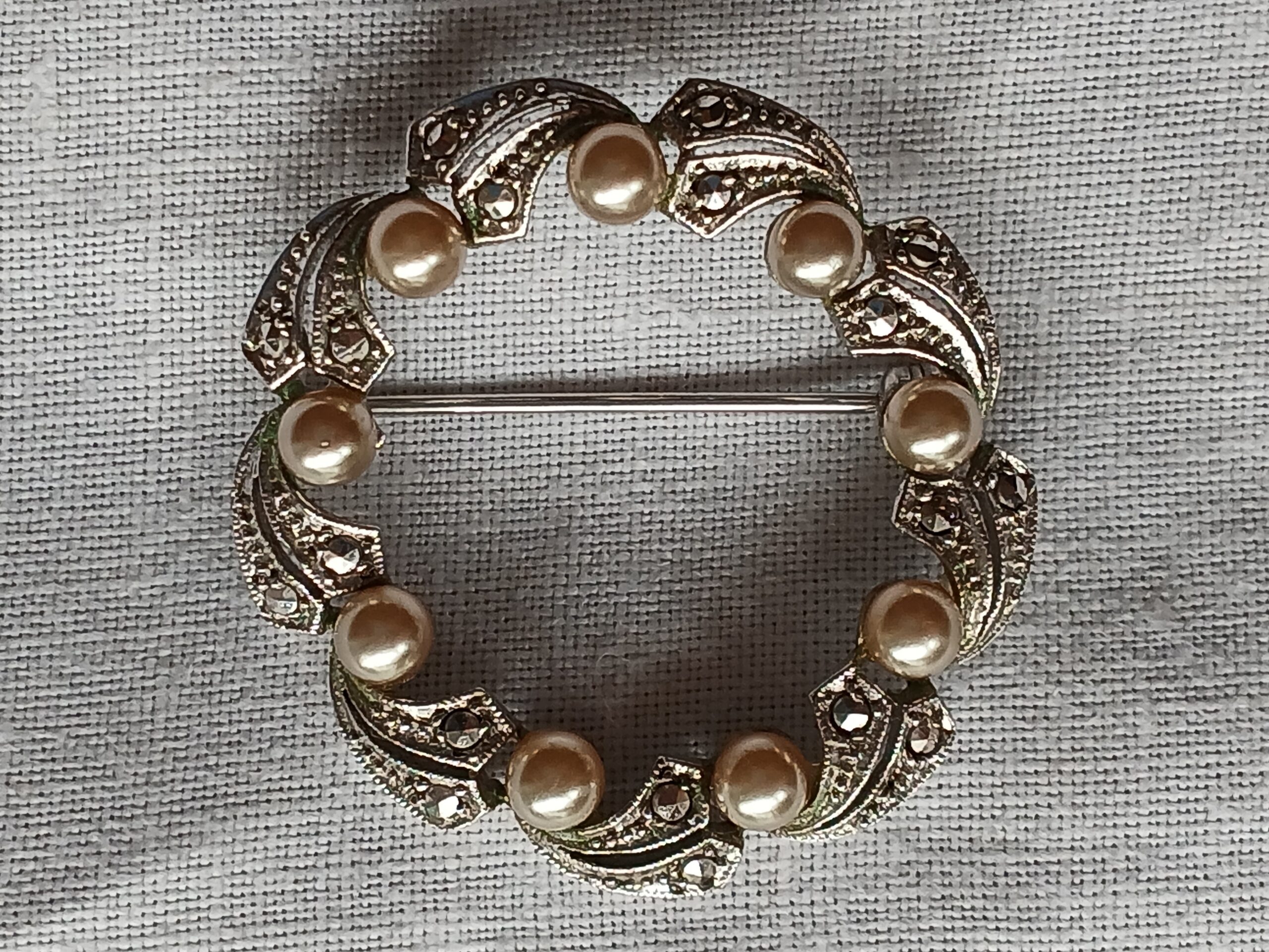 Vintage Sterling Silver Wreath Shape Pearl & Marcasite Brooch. - Image 3