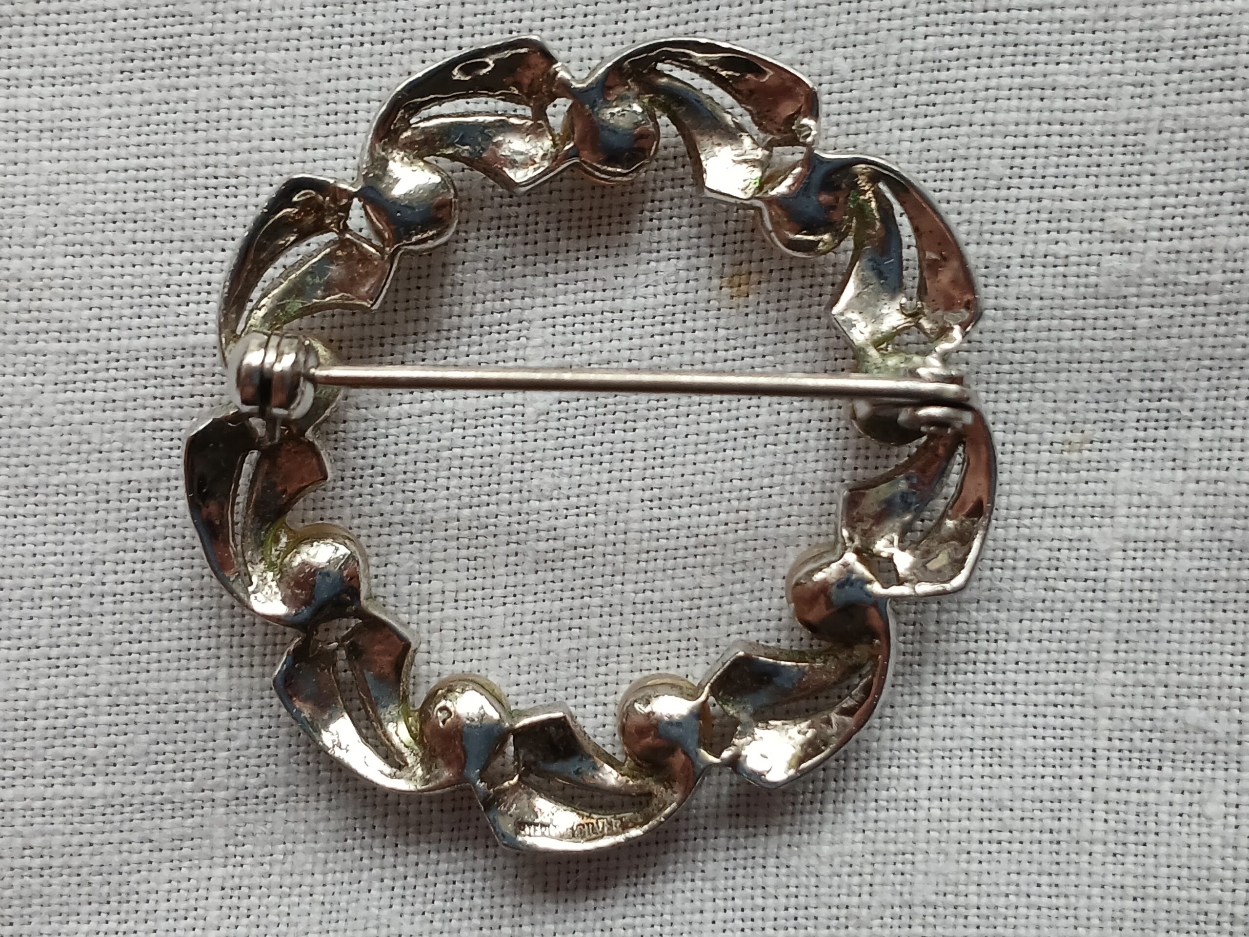Vintage Sterling Silver Wreath Shape Pearl & Marcasite Brooch. - Image 4