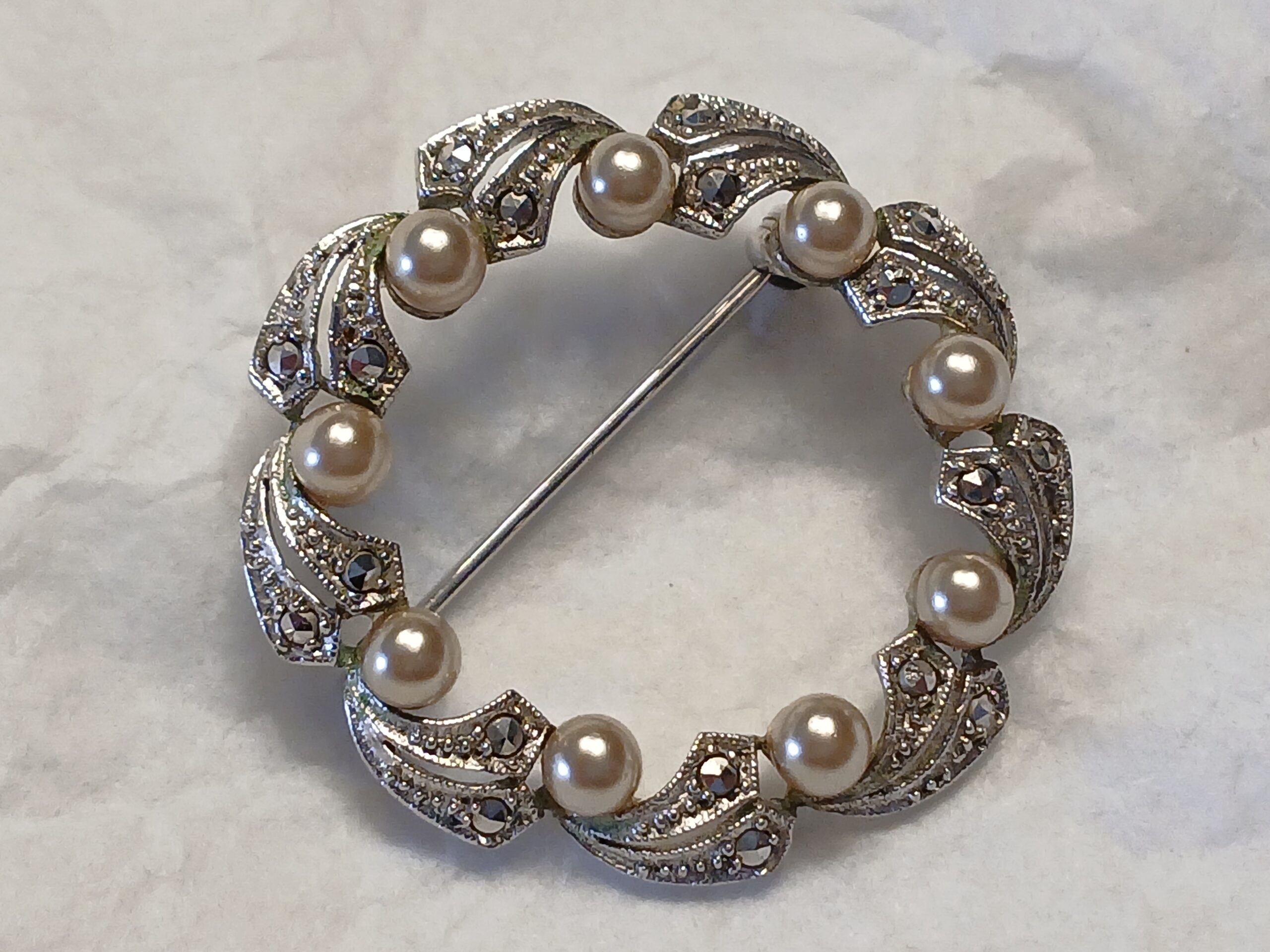 Vintage Sterling Silver Wreath Shape Pearl & Marcasite Brooch. - Image 5